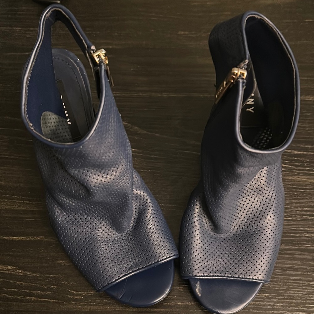 DKNY Women's Size: 6.5 Open Toe Hayden Sandals Color:BLACK